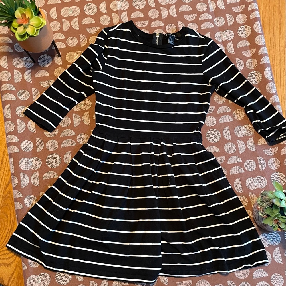 FOREVER 21 Women’s Size Small Black & White Striped Fit and Flare Dress